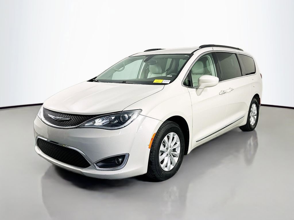 Used 2017 Chrysler Pacifica Touring-L FWD image 3
