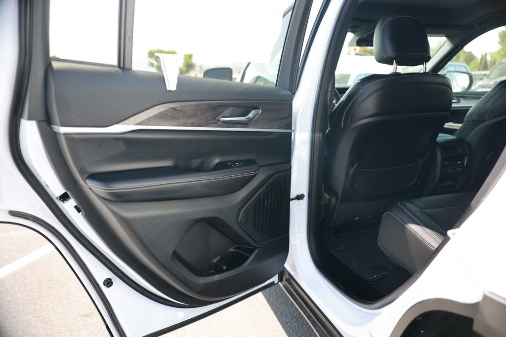 New 2025 Jeep Grand Cherokee Limited w/ Black Appearance Package image 32