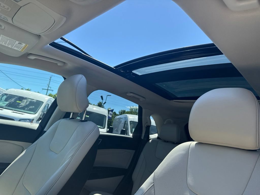 Used 2018 Ford Edge Titanium w/ Equipment Group 301A AWD/4WD image 14