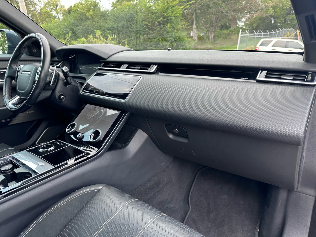 Used 2018 Land Rover Range Rover Velar R-Dynamic SE image 16