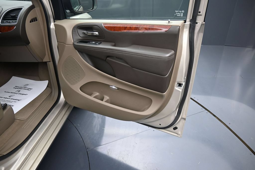 Used 2014 Chrysler Town & Country Touring FWD image 9