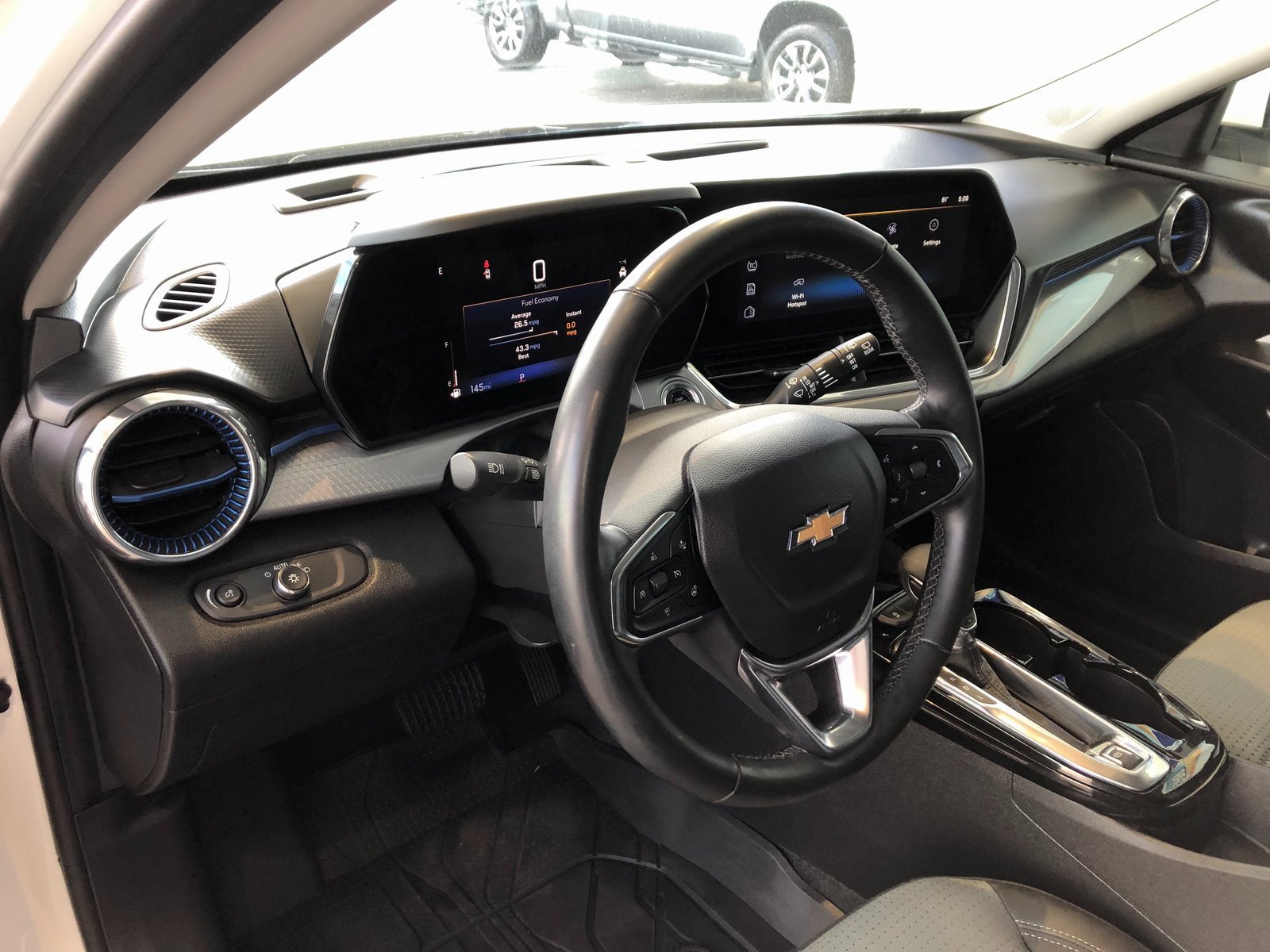 Used 2024 Chevrolet Trax LT w/ Sunroof Package image 15