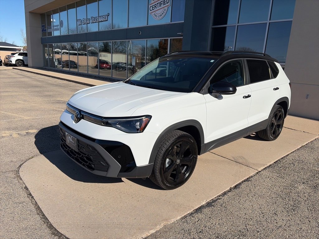Certified 2025 Volkswagen Taos SE image 4