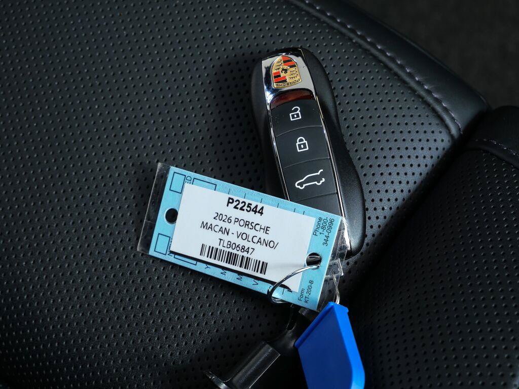 Certified 2026 Porsche Macan AWD/4WD image 37