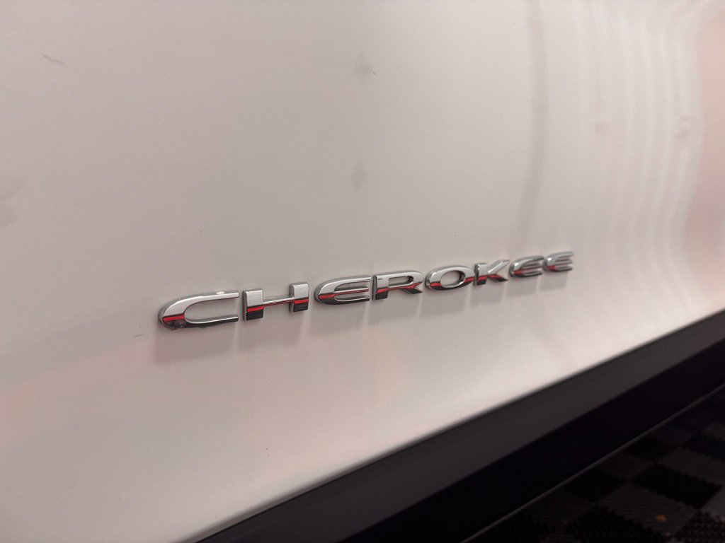 Used 2021 Jeep Cherokee Latitude Plus AWD/4WD image 13