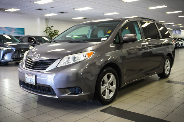 Used 2014 Toyota Sienna LE FWD image 3