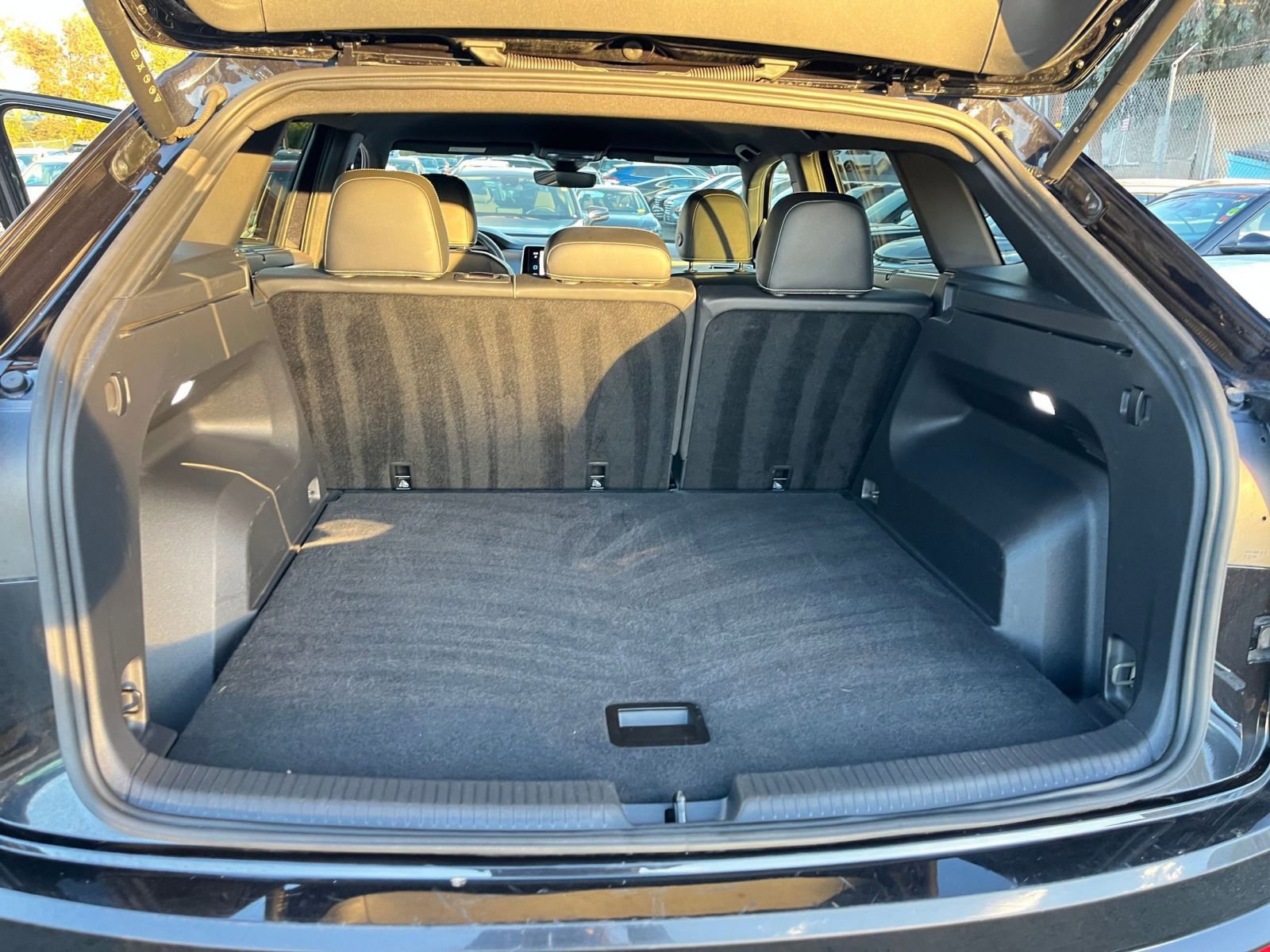 Used 2025 Volkswagen Atlas Cross Sport SE image 32