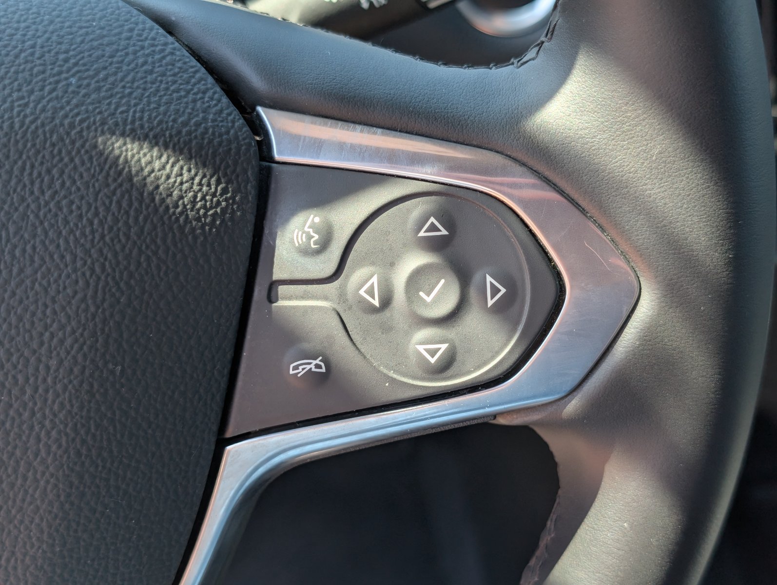 Used 2023 Chevrolet Traverse LT FWD image 25