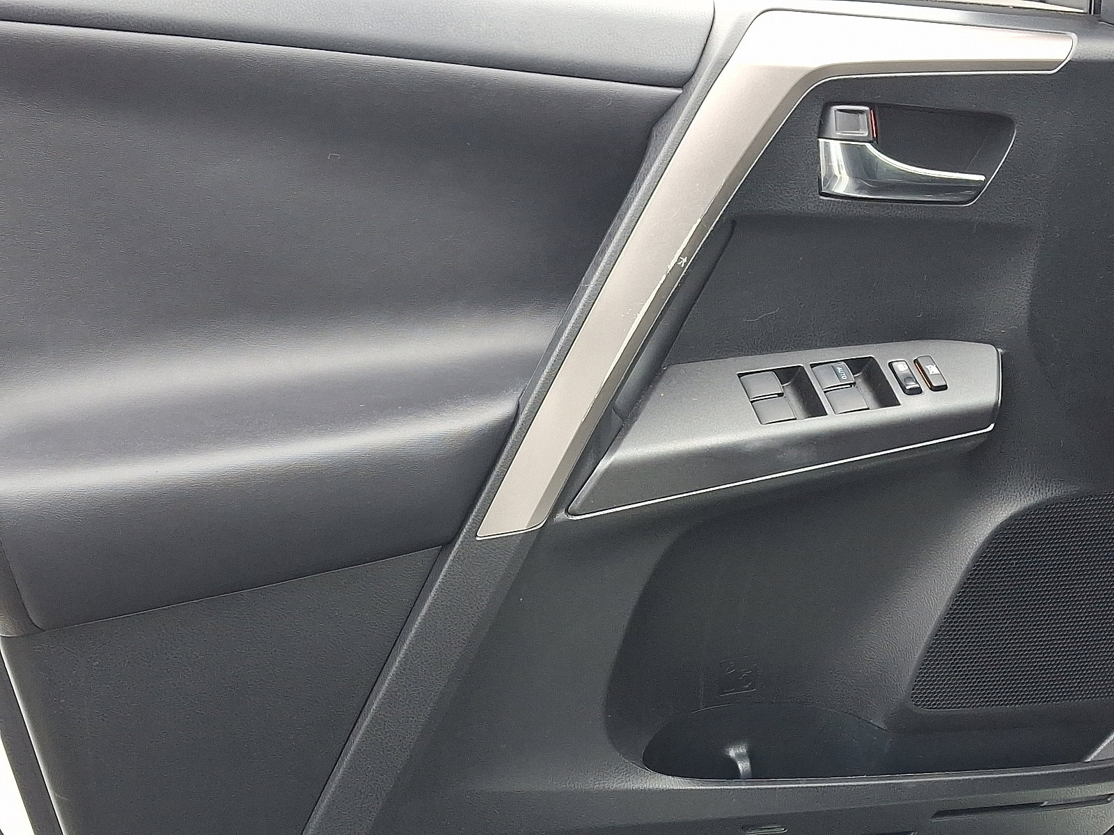 Used 2018 Toyota RAV4 XLE w/ Plus Extra Value Package image 13