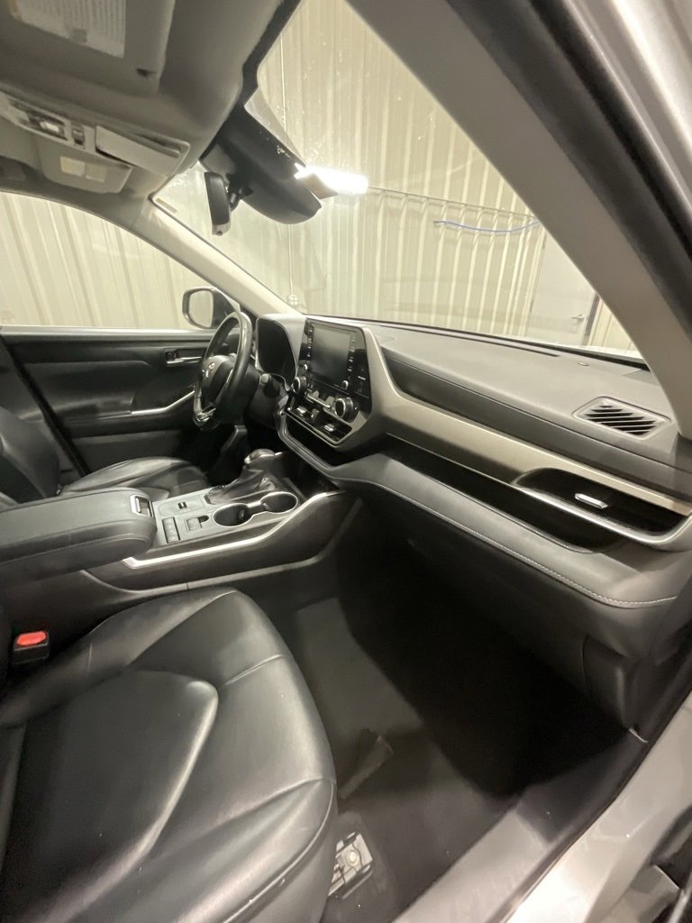 Used 2021 Toyota Highlander XLE image 16