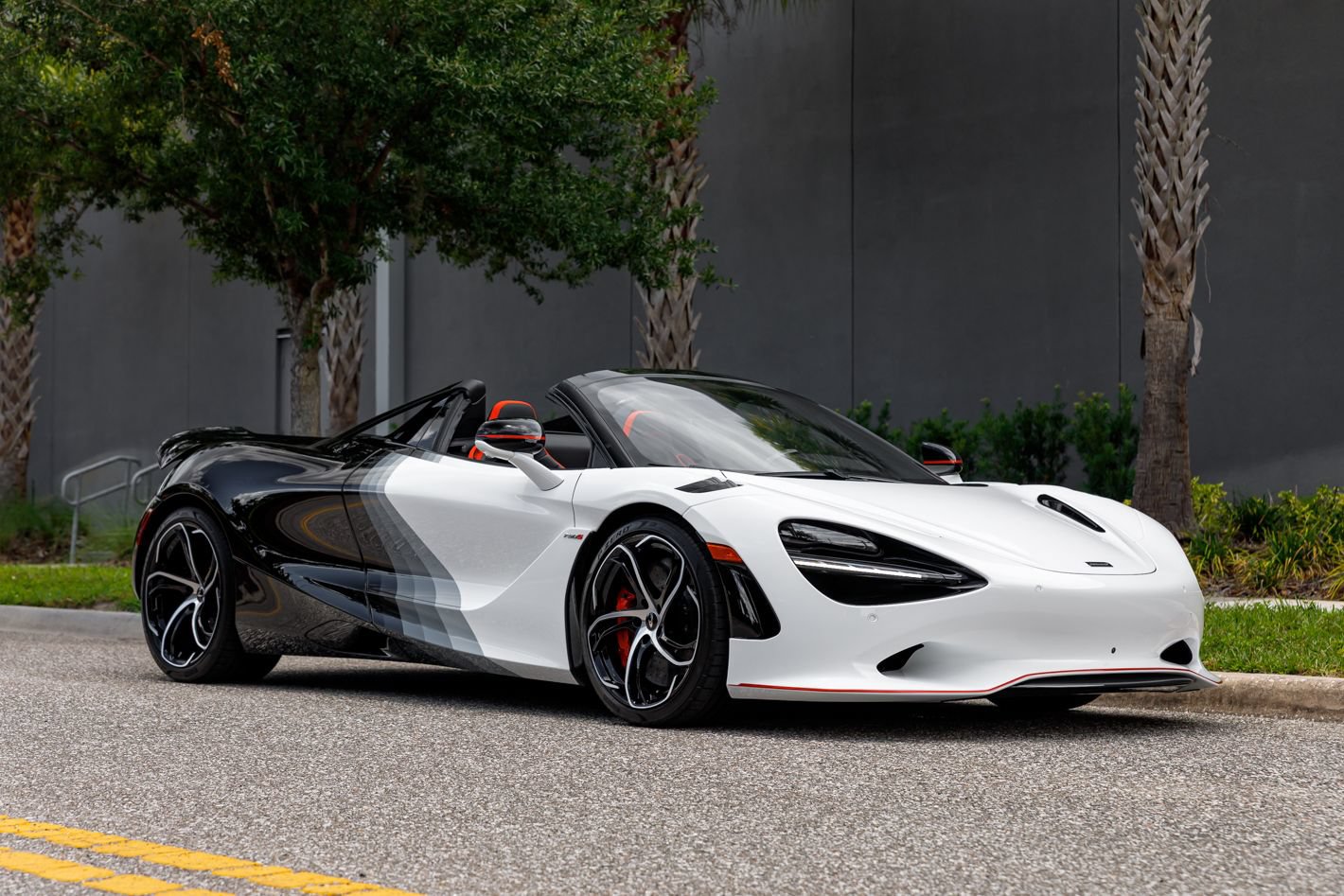 Used 2024 McLaren 750S Spider RWD image 25