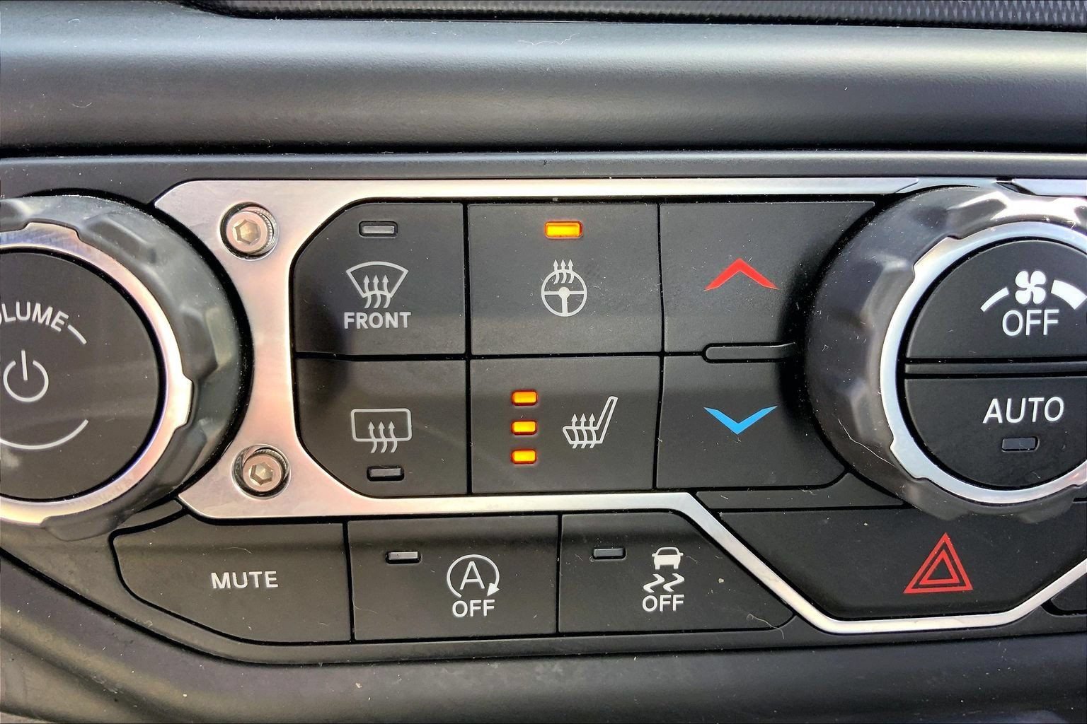 Used 2020 Jeep Gladiator Overland w/ Dual Top Group AWD/4WD image 32