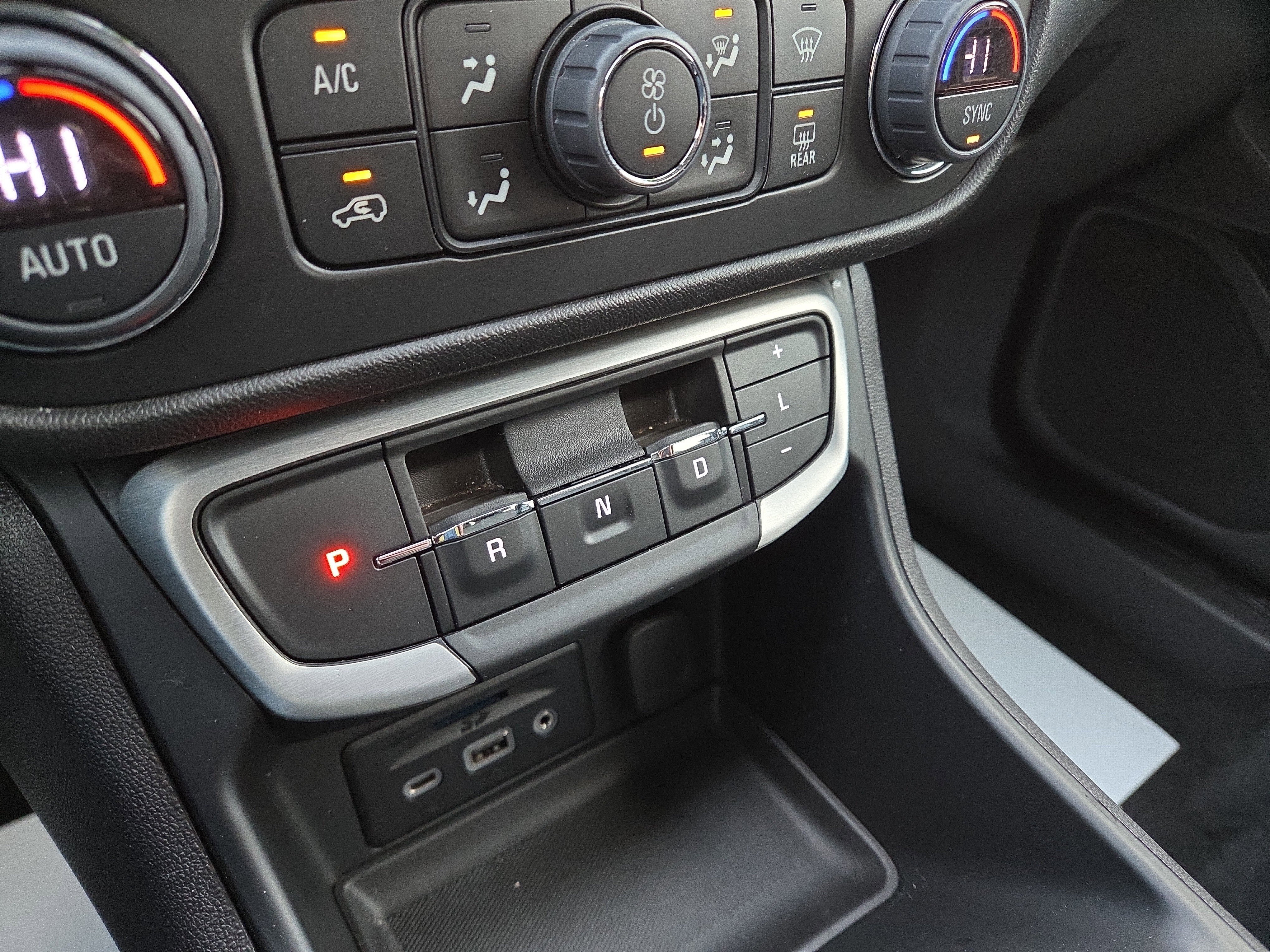 Used 2024 GMC Terrain SLT image 23