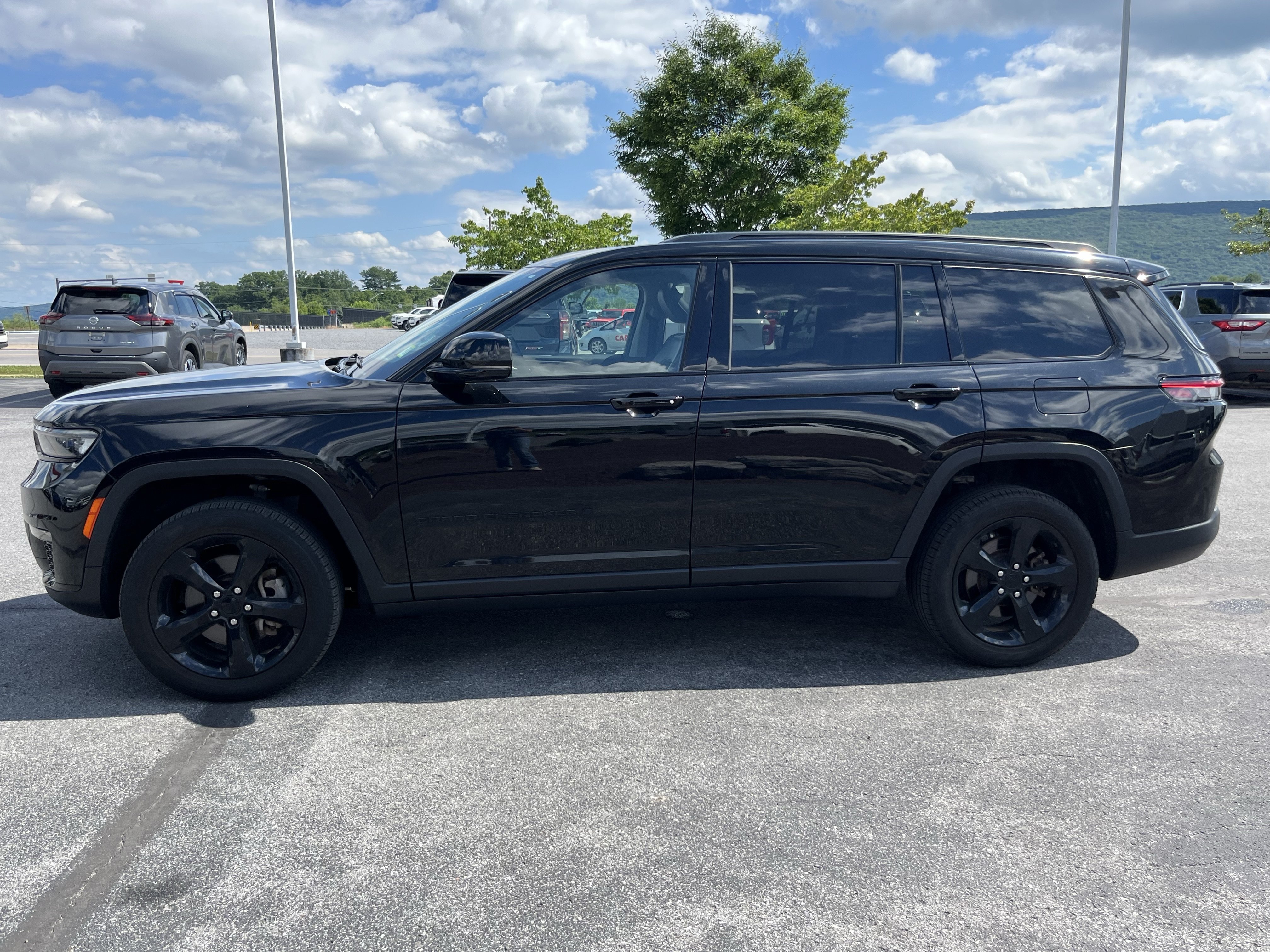 Used 2023 Jeep Grand Cherokee L Limited w/ Black Appearance Package AWD/4WD image 6