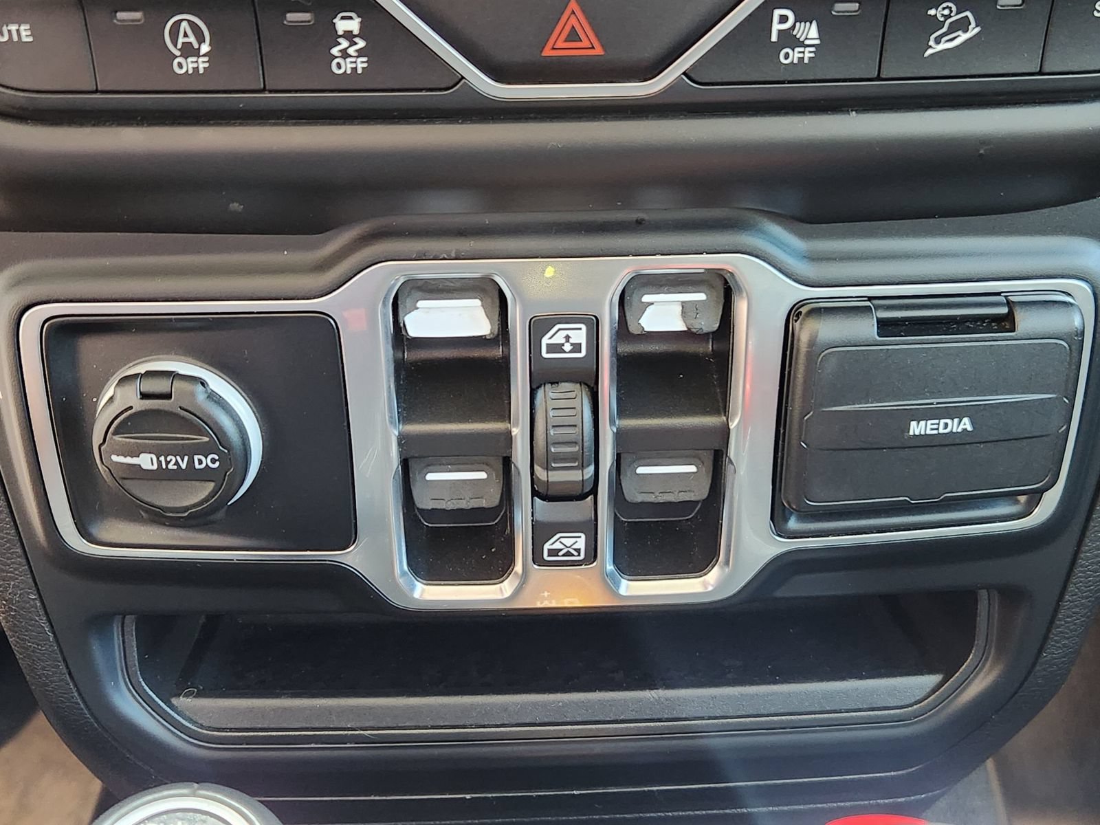 Used 2018 Jeep Wrangler Unlimited Sahara AWD/4WD image 19