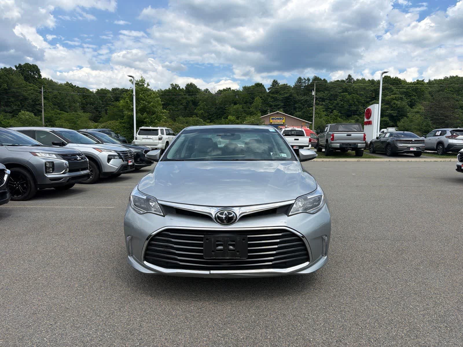 Used 2017 Toyota Avalon XLE Premium FWD image 2