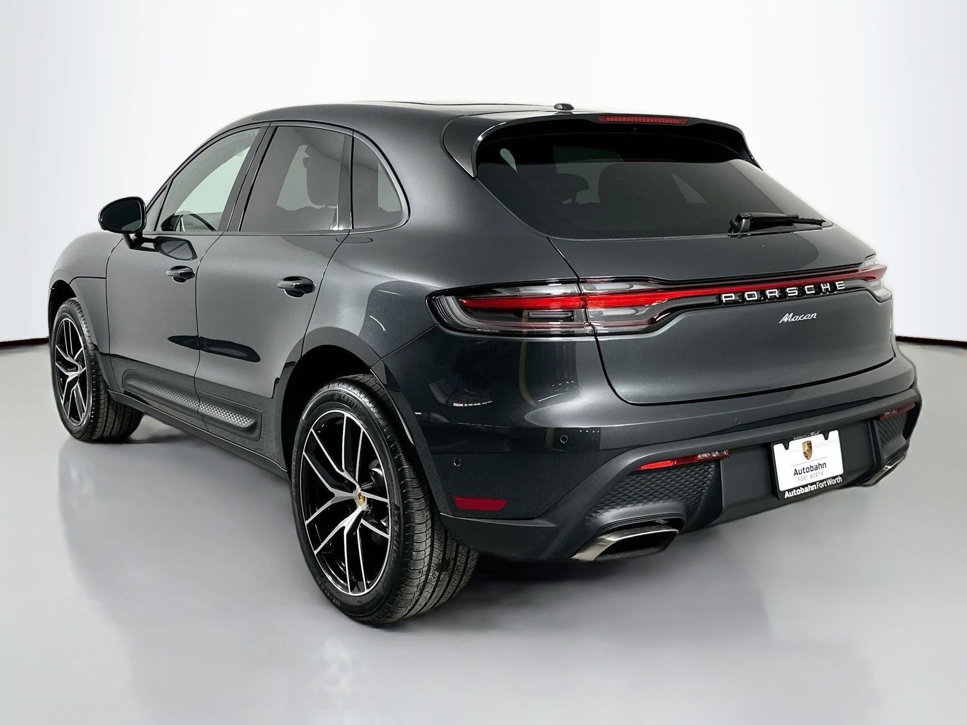 Certified 2025 Porsche Macan image 3