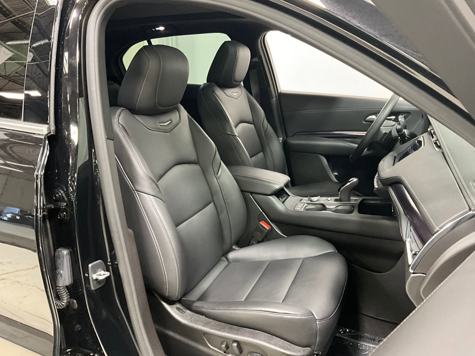 Used 2023 Cadillac XT4 Luxury w/ Cold Weather Package AWD/4WD image 7