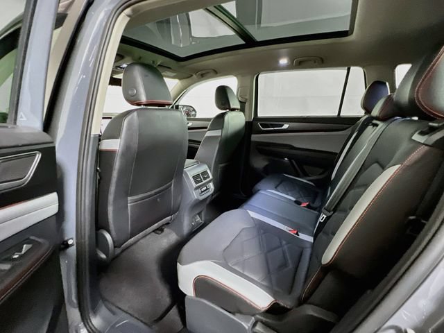 Used 2024 Volkswagen Atlas Peak Edition SEL AWD/4WD image 17