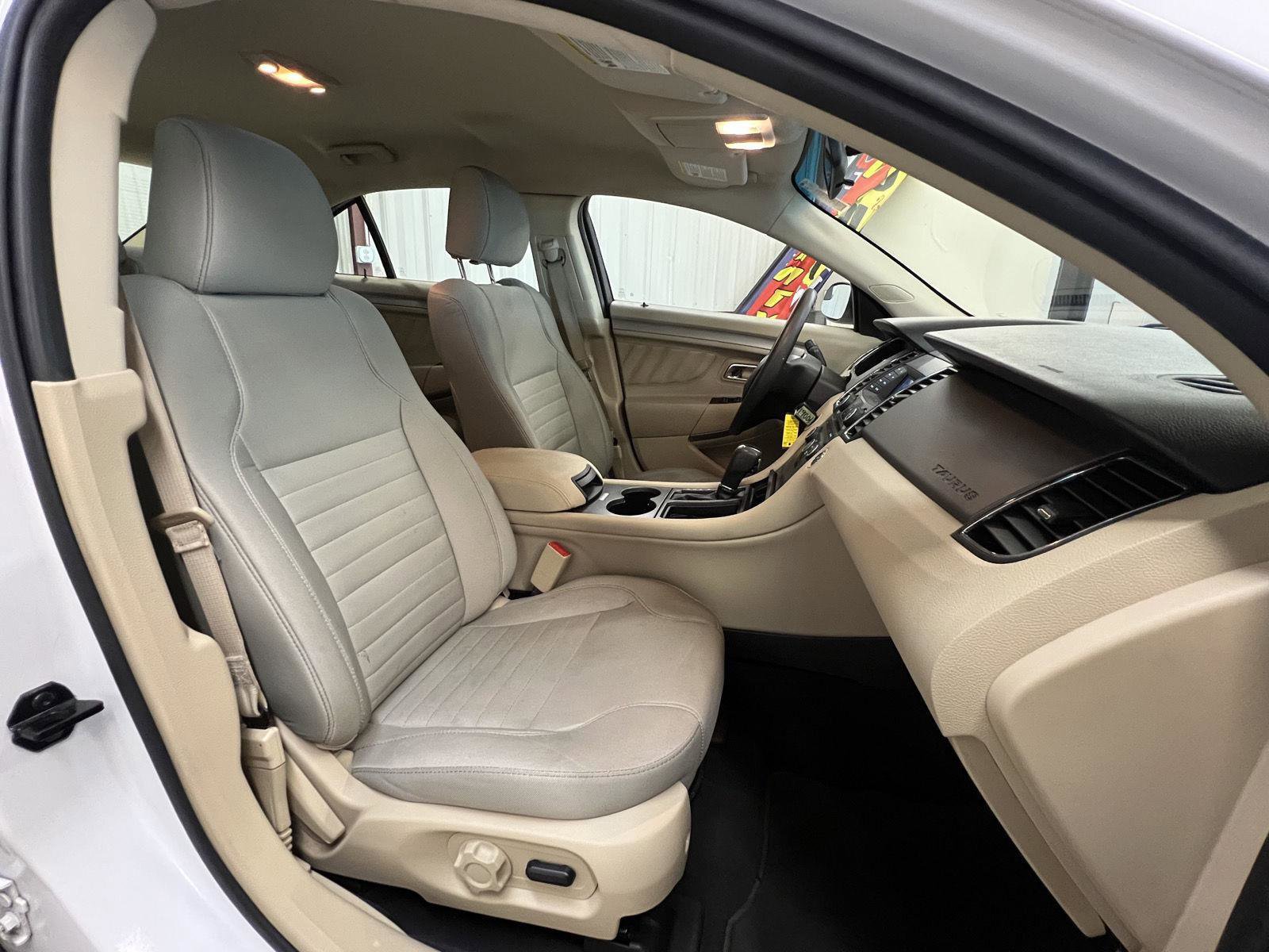 Used 2019 Ford Taurus SE image 5