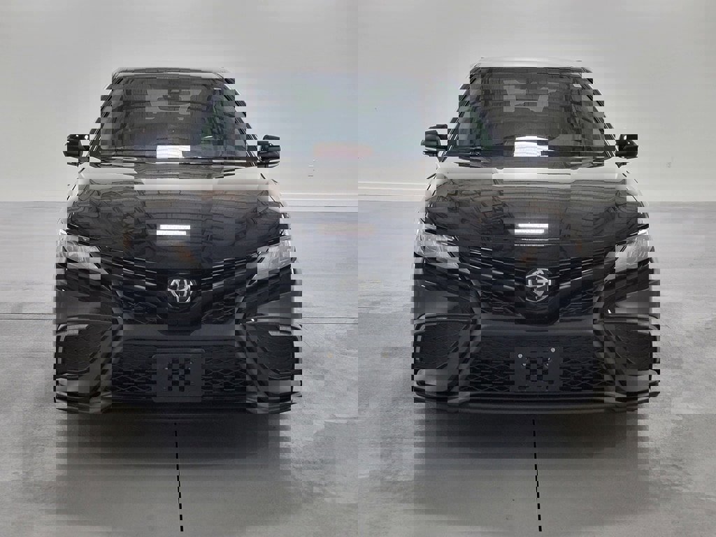 Used 2023 Toyota Camry SE image 3