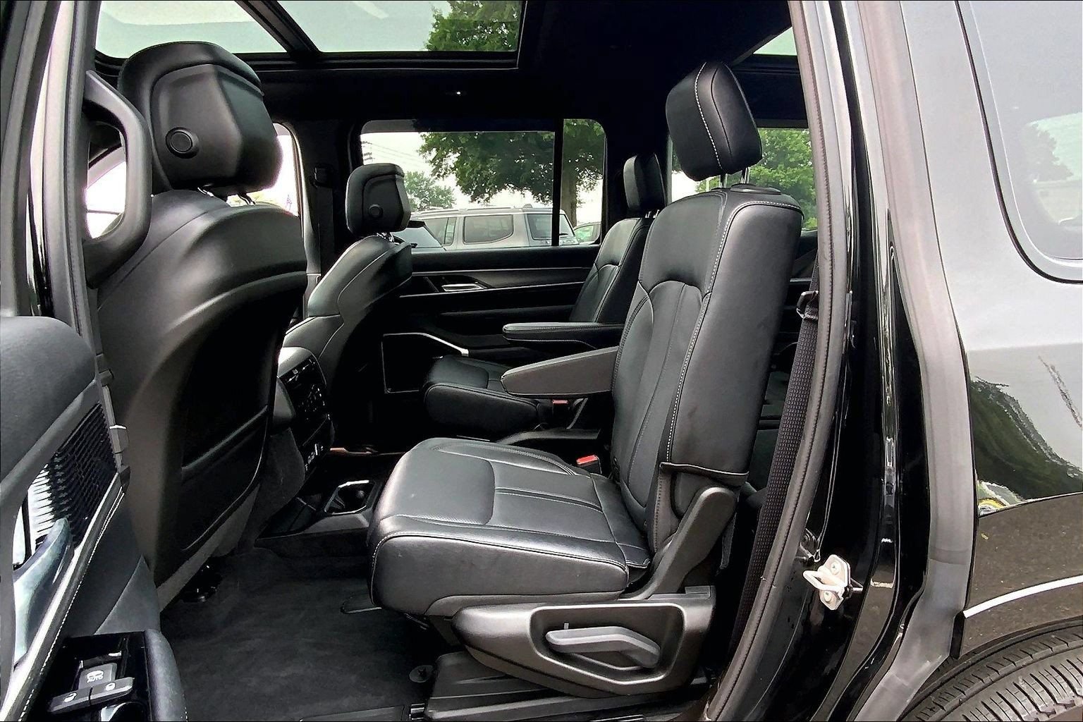 Certified 2025 Jeep Wagoneer Series II w/ Premium Group I AWD/4WD image 16