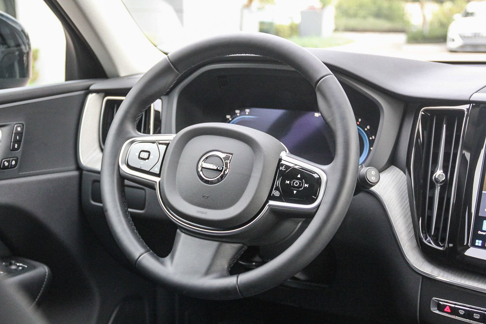 Used 2025 Volvo XC60 B5 Plus image 16