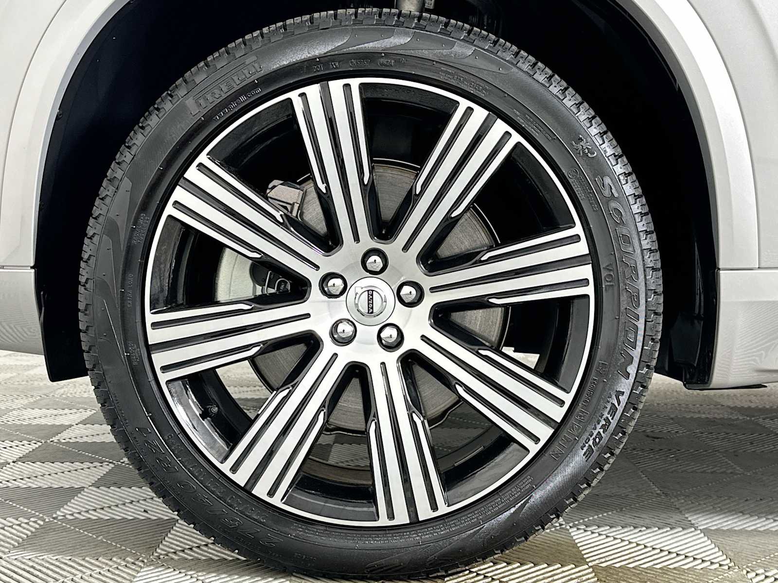 Certified 2025 Volvo XC90 T8 Plus w/ Protection Package Premier image 31