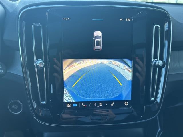 Certified 2025 Volvo XC40 B5 Plus AWD/4WD image 23