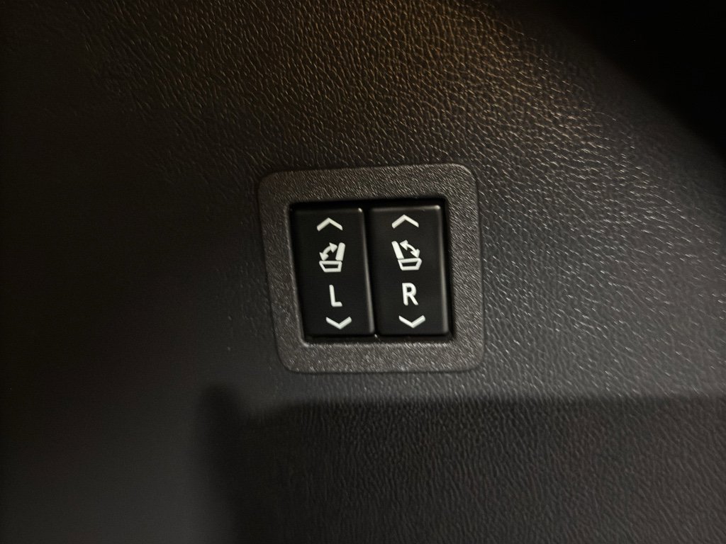 Used 2024 Buick Enclave Avenir w/ Avenir Technology Package image 25