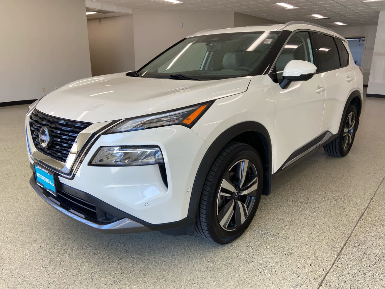 Used 2023 Nissan Rogue SL w/ SL Premium Package image 11