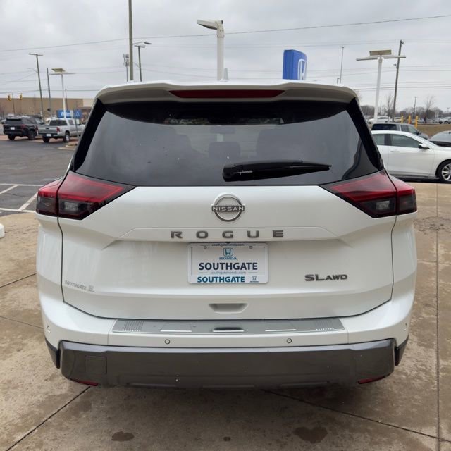 Used 2024 Nissan Rogue SL image 4
