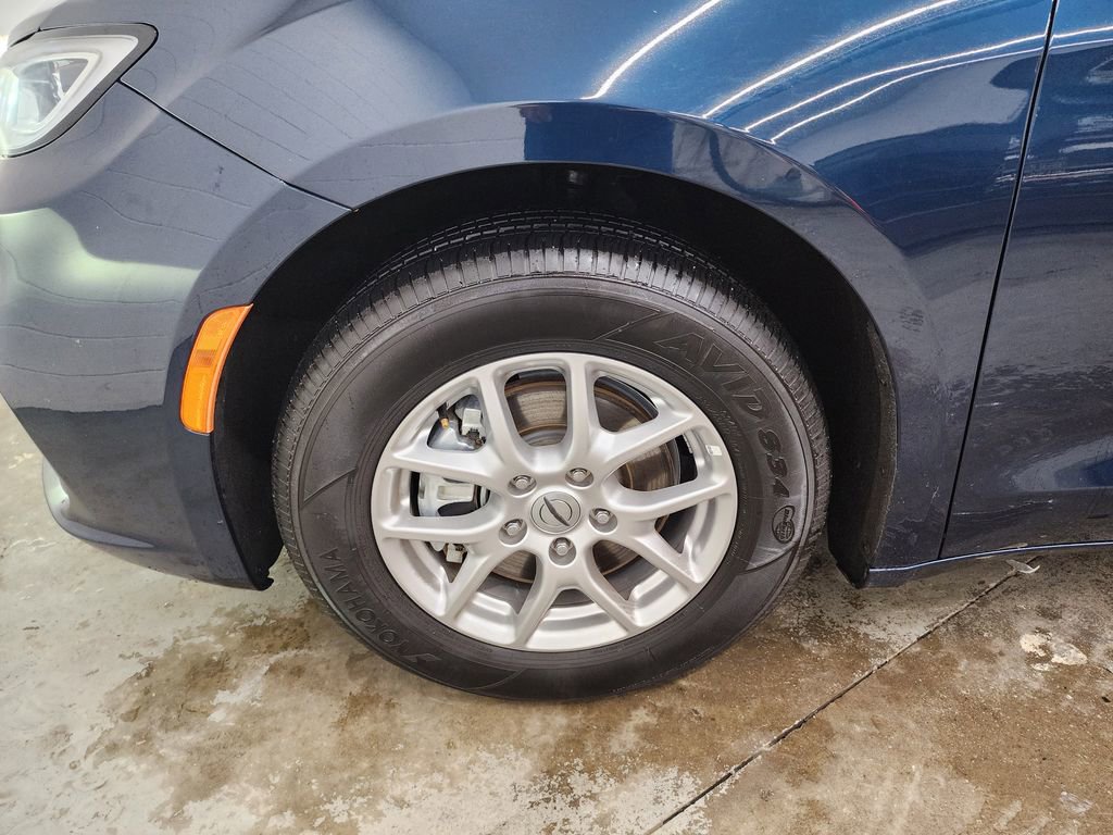Used 2025 Chrysler Pacifica Select FWD image 33