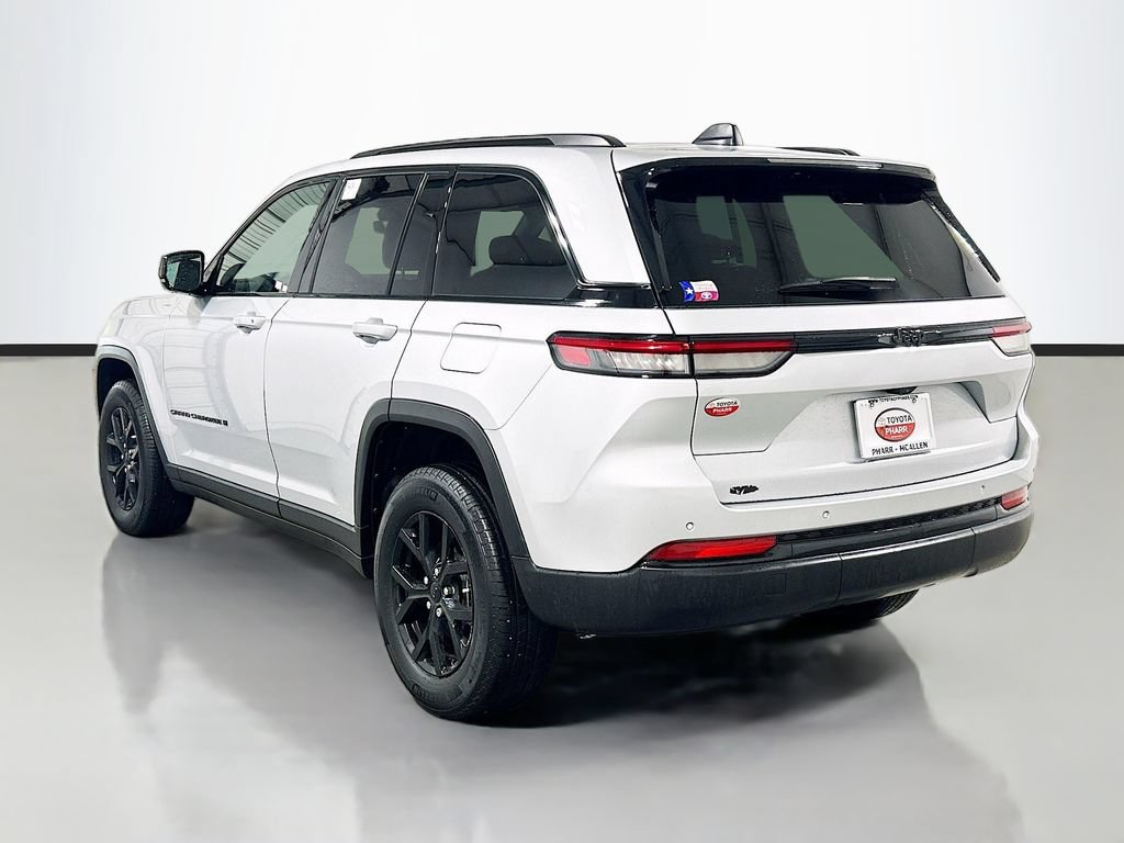 Used 2025 Jeep Grand Cherokee Altitude RWD image 7