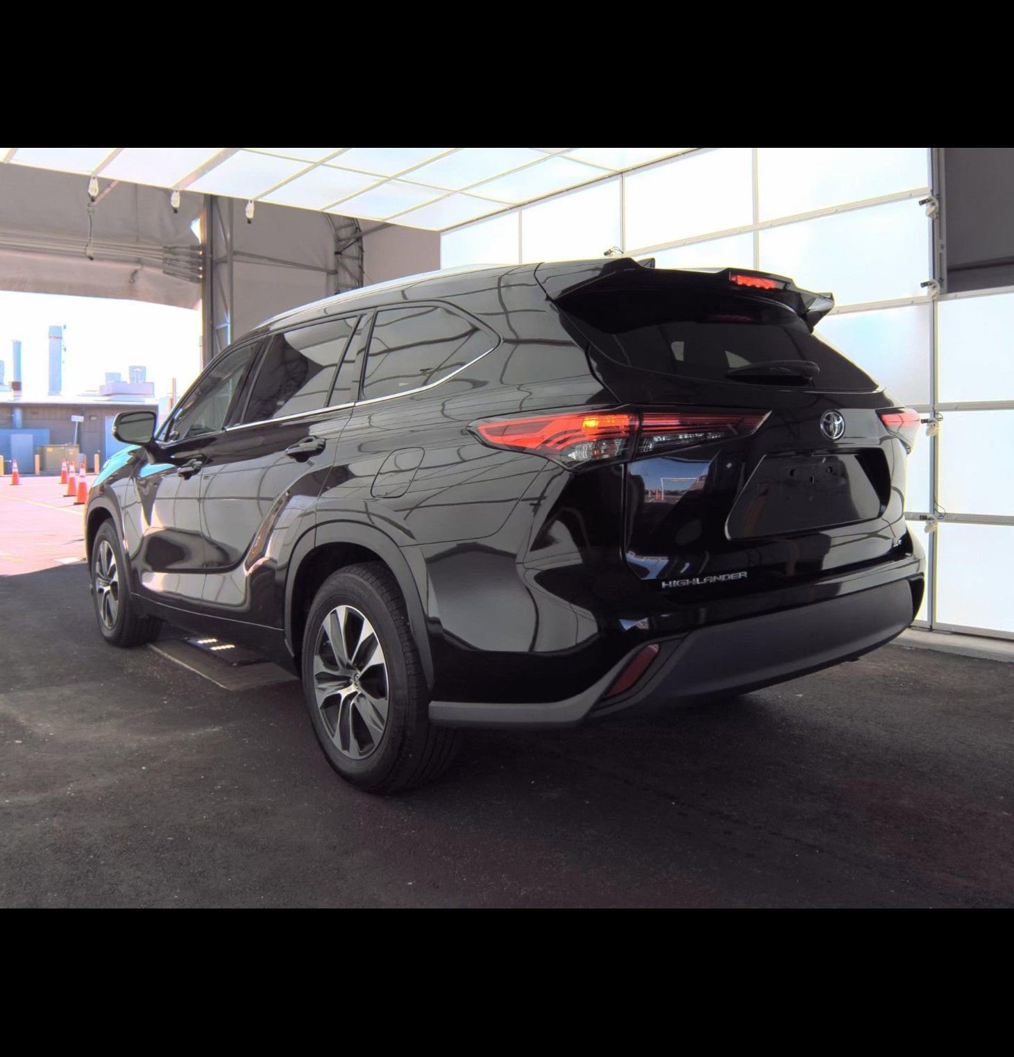 Used 2021 Toyota Highlander XLE image 4