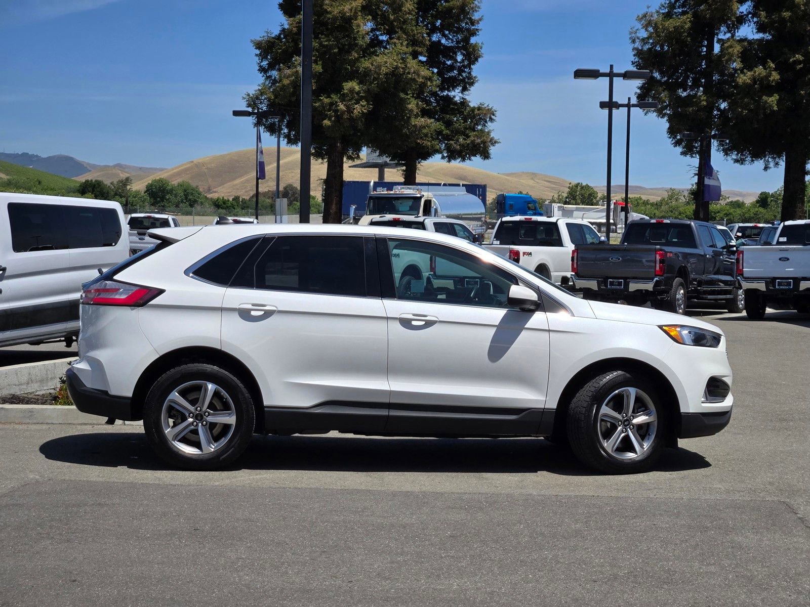 Certified 2023 Ford Edge SEL w/ Convenience Package AWD/4WD image 3