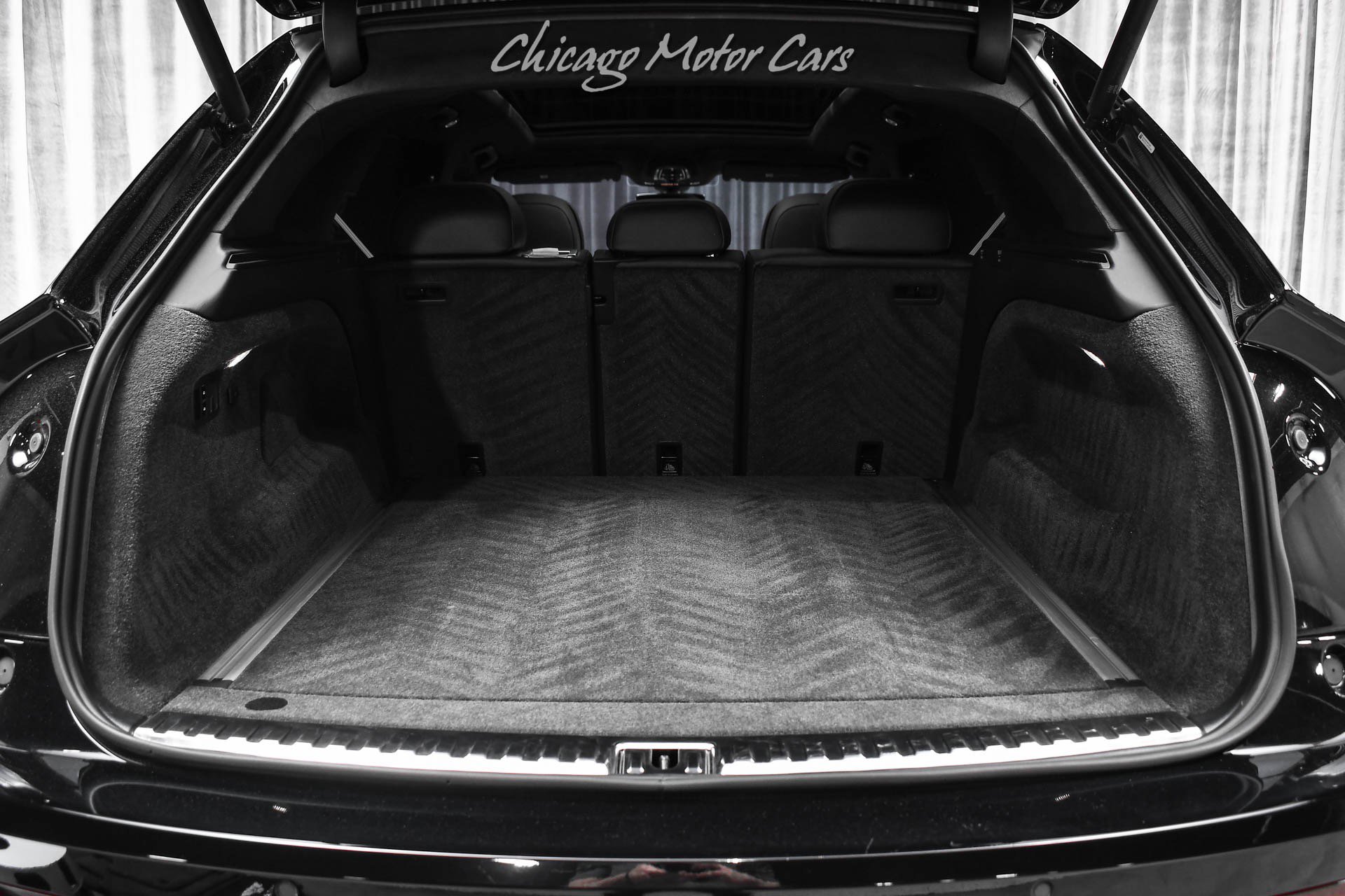 Used 2023 Bentley Bentayga Plug-In Hybrid image 56
