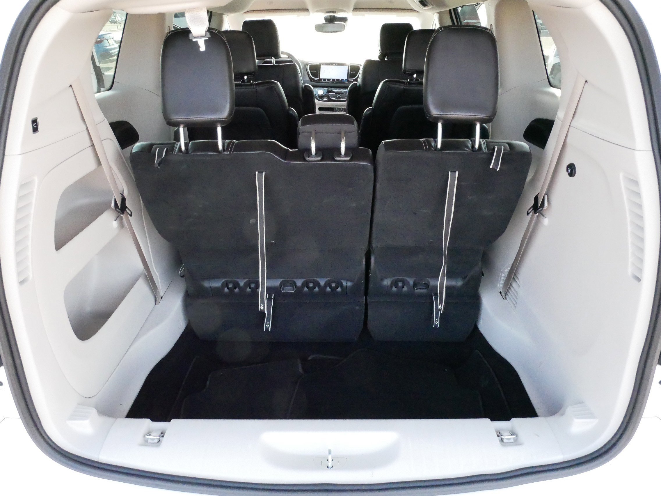 Used 2024 Chrysler Pacifica Touring-L image 18