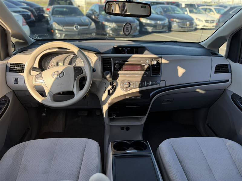 Used 2014 Toyota Sienna LE FWD image 18