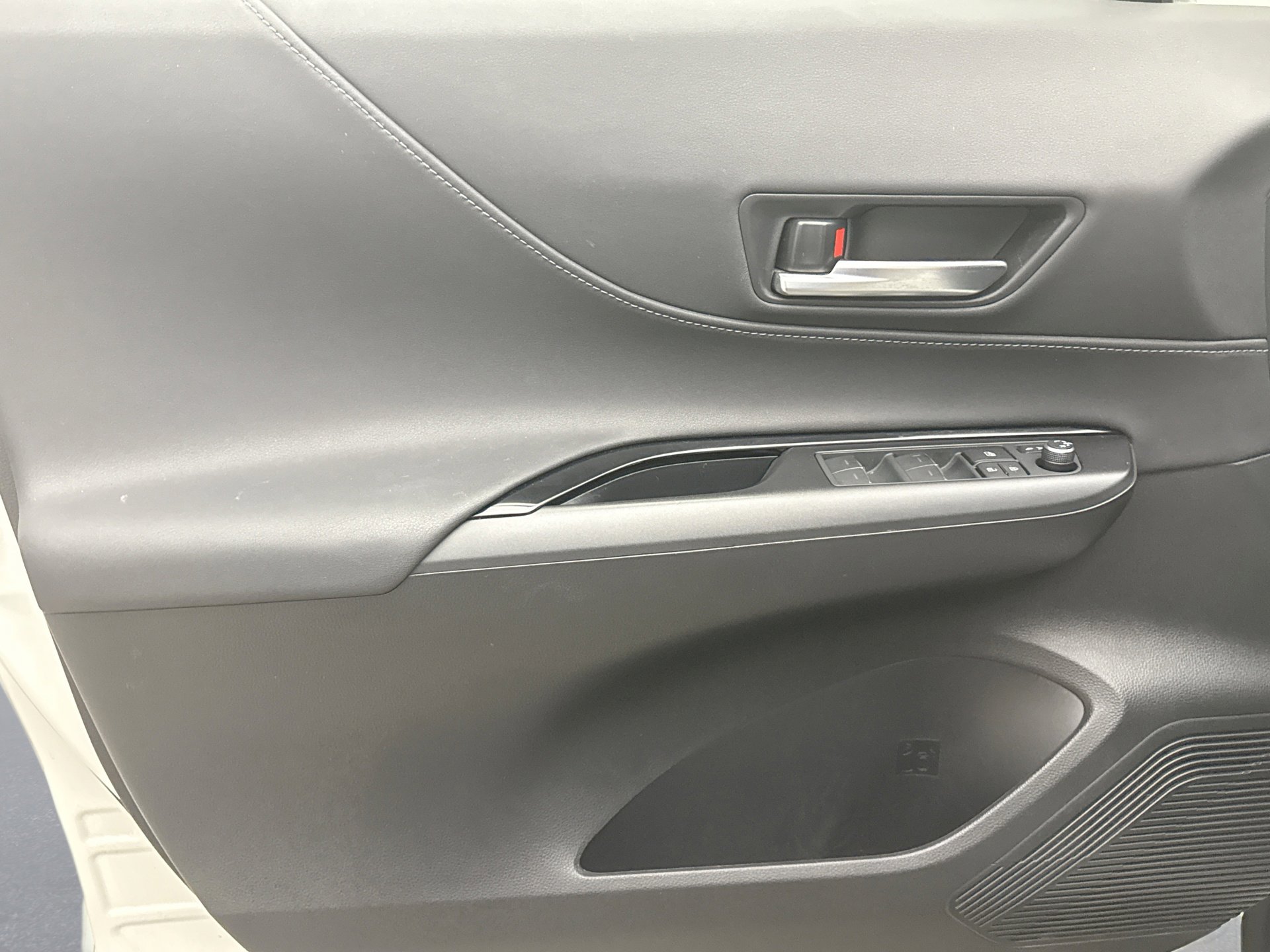 Used 2021 Toyota Venza LE w/ Carpet Mat Package (TMS) image 9