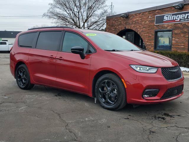 Used 2024 Chrysler Pacifica Premium image 2