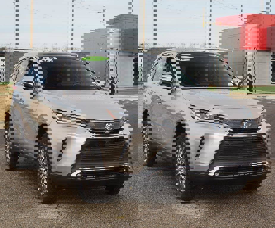 Used 2023 Toyota Venza Limited image 2