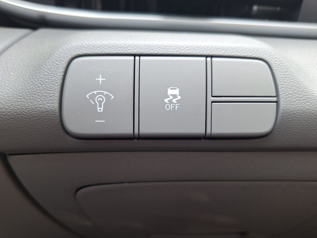 Used 2025 Hyundai Elantra SEL image 12