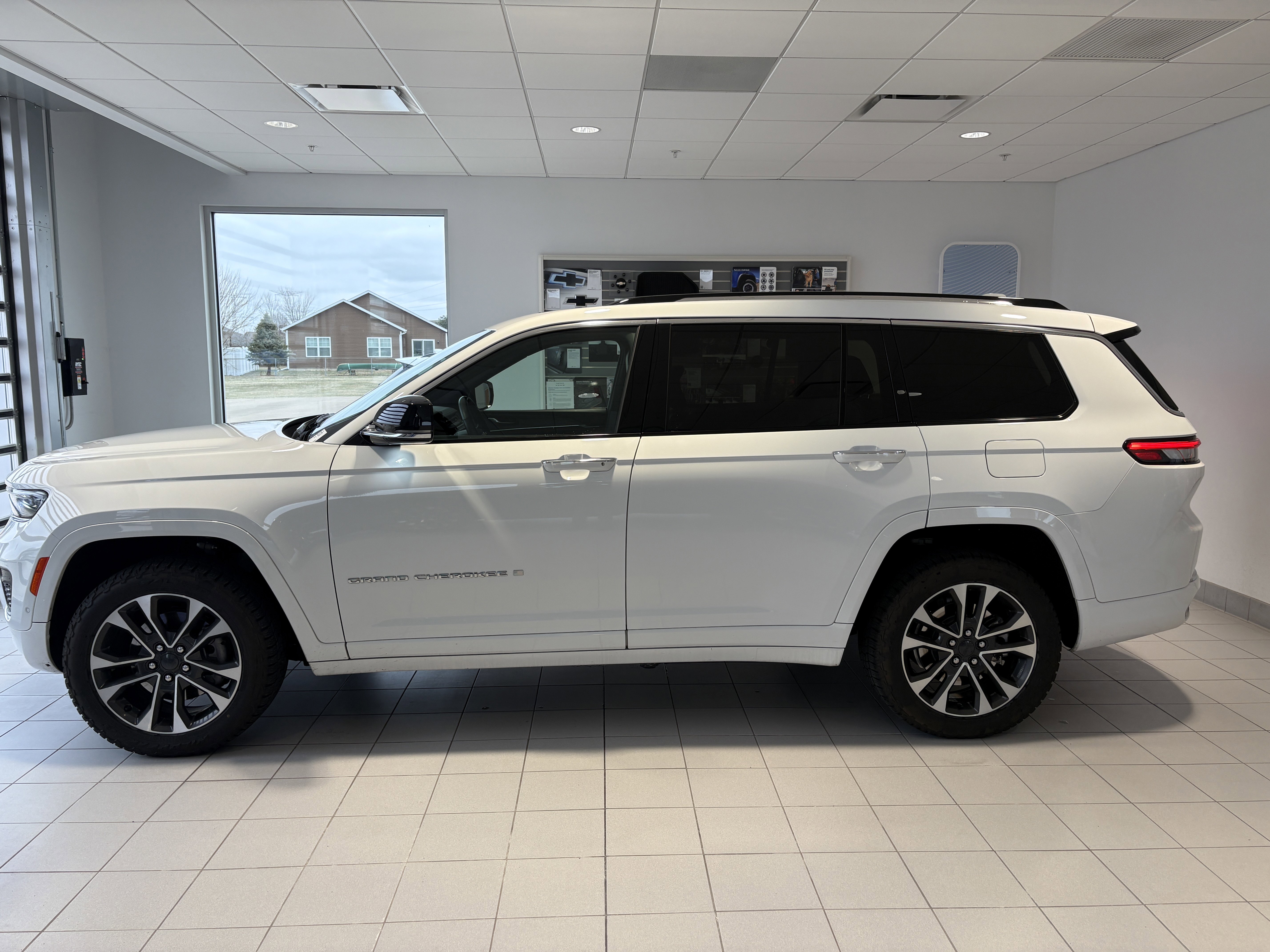 Used 2022 Jeep Grand Cherokee L Overland w/ Luxury Tech Group IV image 2