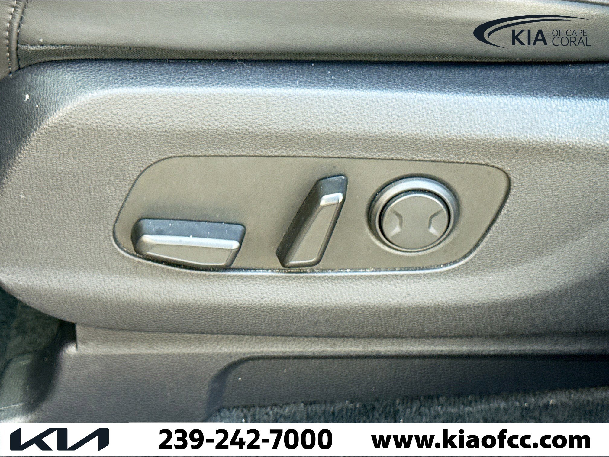 Used 2023 Kia Carnival LX image 25