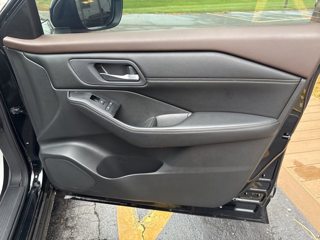 Used 2023 Nissan Rogue SV w/ SV Premium B Package image 17