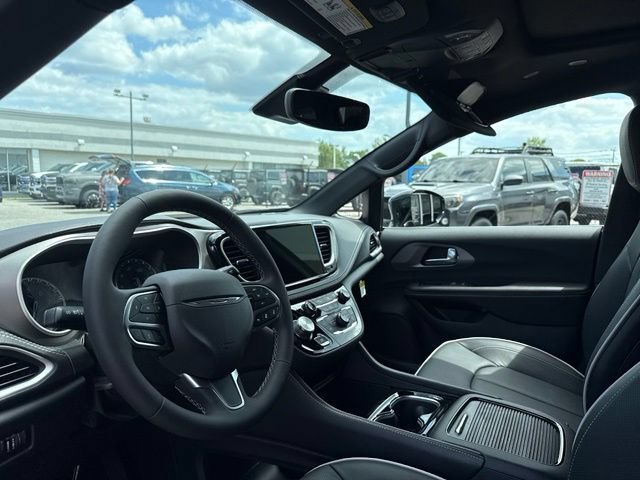 New 2027 Chrysler Pacifica Limited w/ Family Tech Group FWD image 6