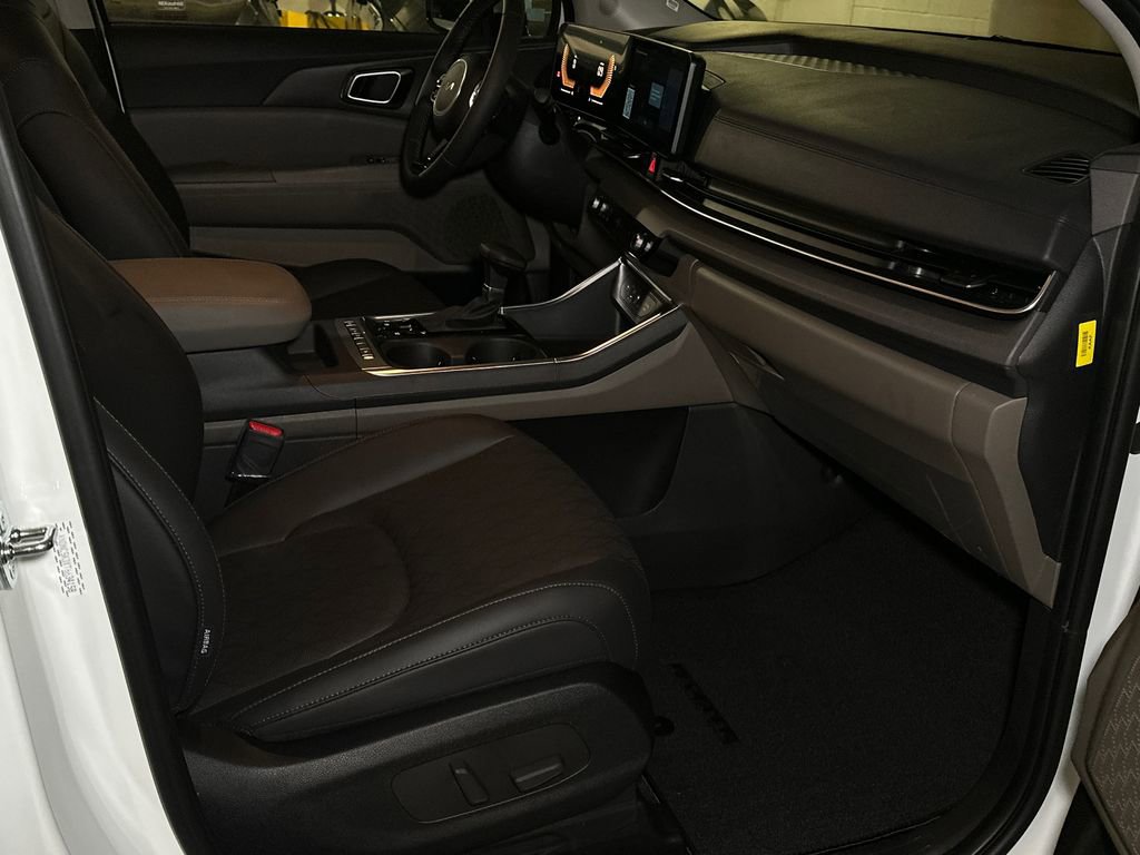 New 2026 Kia Carnival EX FWD image 12