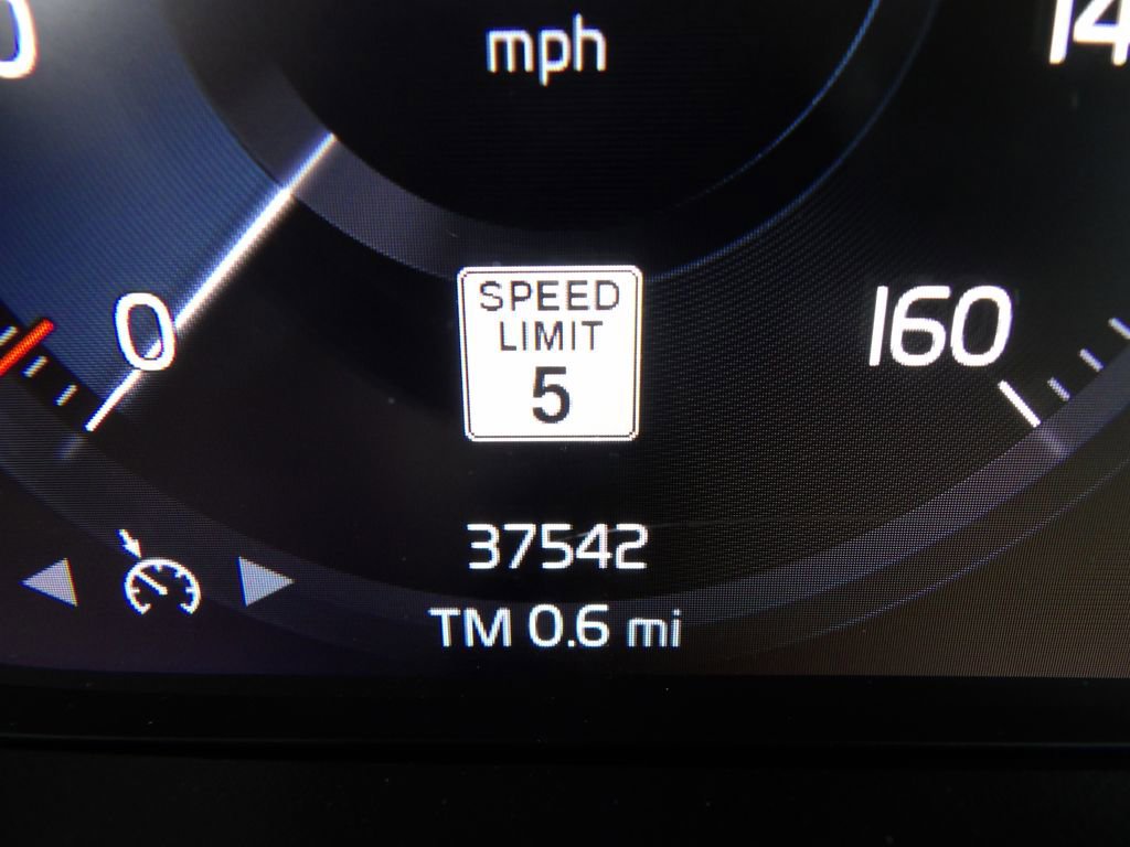 Used 2021 Volvo XC40 T5 R-Design w/ Climate Package image 18