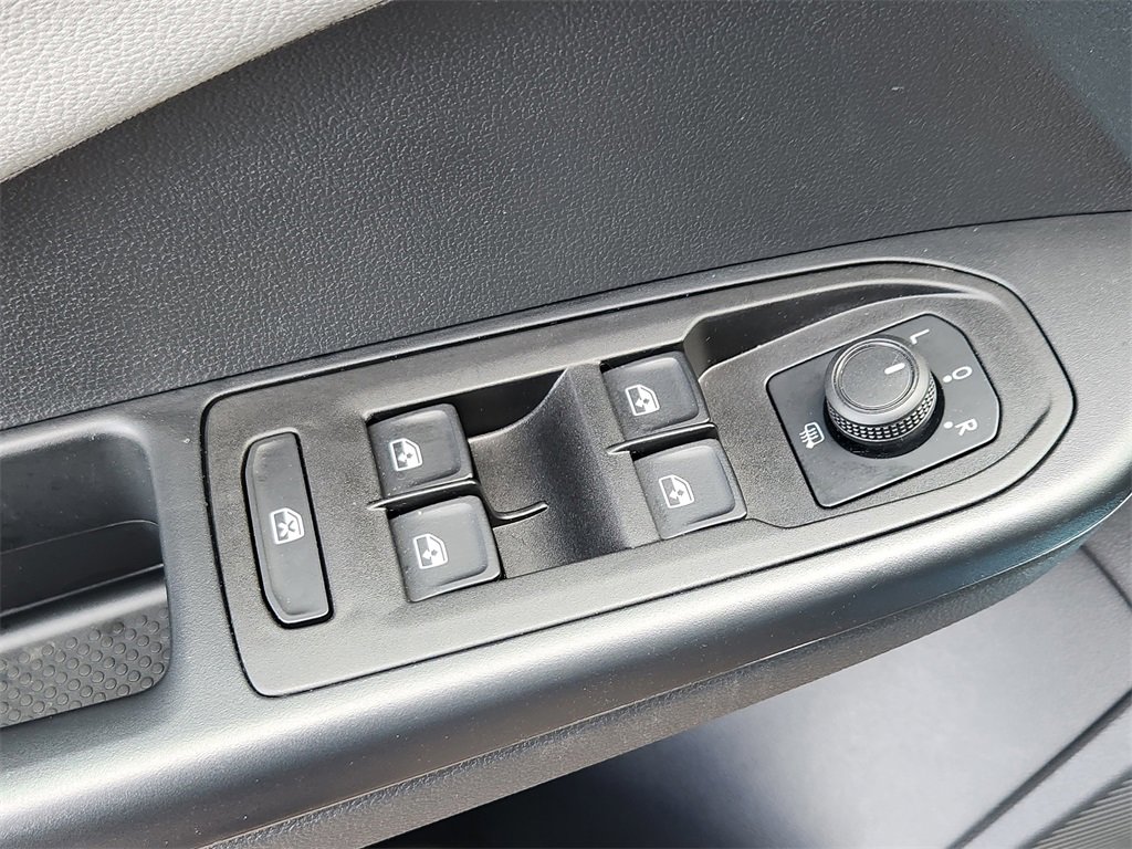 New 2024 Volkswagen Taos SE image 11